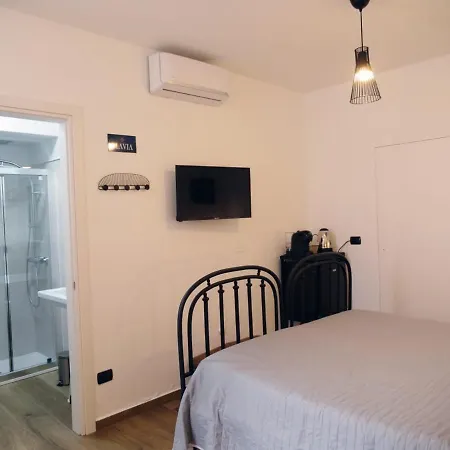 Rose's Bed & Breakfast 2*