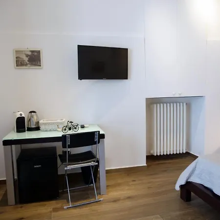 Rose's Bed & Breakfast 2*
